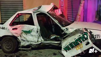 Taxista queda prensado al sufrir un aparatoso accidente en Piedras Negras.