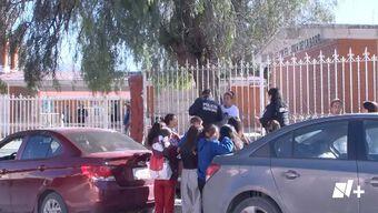 Padres de familia acusaron a un maestro de la primaria Juan de la Barrera en Saltillo por presuntamente abusar de sus alumnos.