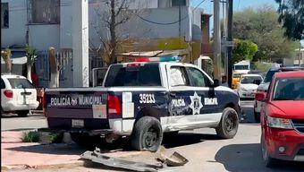 Un patrulla quedó destrozada al chocar contra un camión de la ruta "Jacarandas" en el bulevar Las Águilas en Torreón.