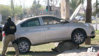 Una mujer provocó un aparatoso accidente luego de chocar contra una roca en el bulevar República en Piedras Negras.