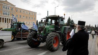 Foto: Agricultores Se Pronuncian Frente al Parlamento en Atenas, Grecia