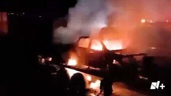 Una Pipa de combustible y un trailer que transportaba vehículos de agencia, protagonizaron un accidente en la Autopista Saltillo - Monterrey.