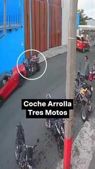 FOTO: Coche Arrolla Tres Motos en Colima