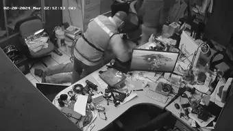 Cámaras de vigilancia captaron cuando dos ladrones ingresaron a un taller ubicado en Monterrey, para someter a trabajadores y robar
