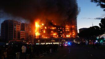 Foto: Bomberos Combaten Fuerte Incendio en Valencia, España; Rescatan a 2 Personas
