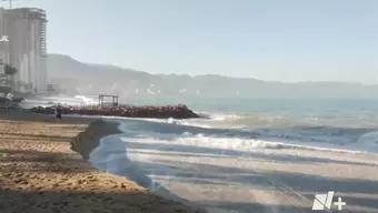 Fuerte Oleaje en Playas de Puerto Vallarta Provoca Socavones; Permanece la Bandera Roja