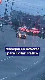 FOTO: Manejan en Reversa para evitar tráfico en Tijuana