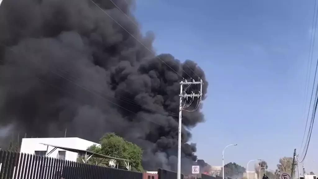 Intenso Incendio en una Recicladora en San José el Alto de la Capital Queretana