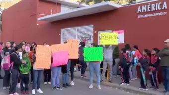 Manifestación afuera de escuela primaria América 