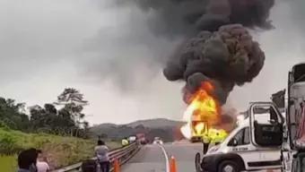 FOTO: Camiones de Carga Chocan de Frente y se Incendian en Chiapas