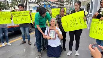 madre de periodista fallecida llorando en manifestación 