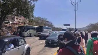 Foto: Estudiantes de Ayotzinapa Retienen Autobuses en el Parador del Marqués, Guerrero