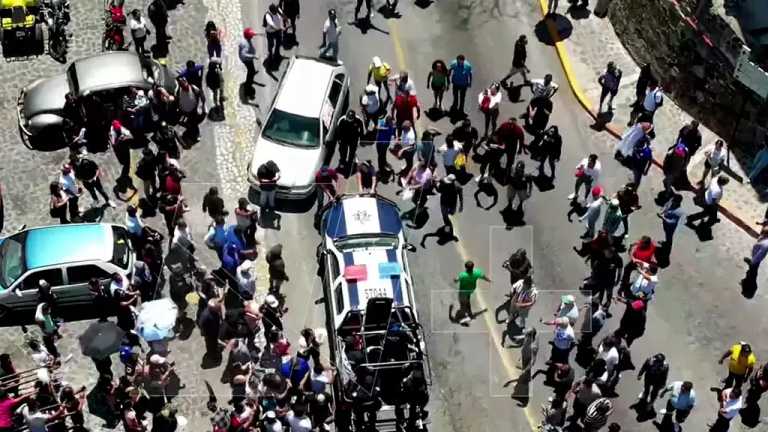 Este jueves se descontroló la protesta por el asesinato de la niña Camila, en Taxco, Guerrero. Los familiares ingresaron a un domicilio. Los ciudadanos golpearon a los sospechosos, un hombre y una mujer, que están dentro de una patrulla