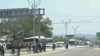 Normalistas de Ayotzinapa Realizan Bloqueo Parcial en la Autopista del Sol