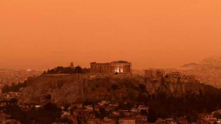 Así se ve el cielo anaranjado del sur de Grecia. Las nubes de polvo del desierto de Sahara se arrastraron a través del mar Mediterráneo