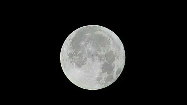 Una hermosa luna llena se pudo observar durante la noche del martes y las primeras horas de este miércoles