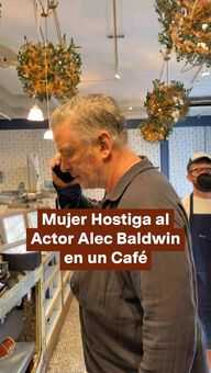 FOTO: Mujer Hostiga al Actor Alec Baldwin en un Café