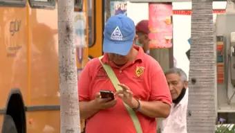 persona usando el celular en la calle 