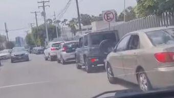 Molesta a Vecinos Carros Estacionados en Zona Prohibida en Tijuana