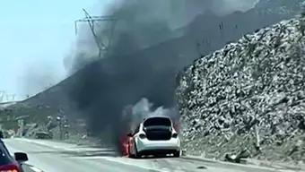 Foto: Vehículo se Quema en Carretera Saltillo-Monterrey en Coahuila