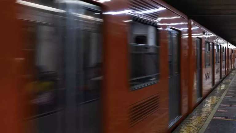 Un vagón del Metro se ladeó cuando era acoplado a la vía en la estación El Rosario del Metro. El Sistema de Transporte Colectivo (STC) descartó que se haya tratado de un descarrilamiento y aseguró que el servicio no fue afectado
