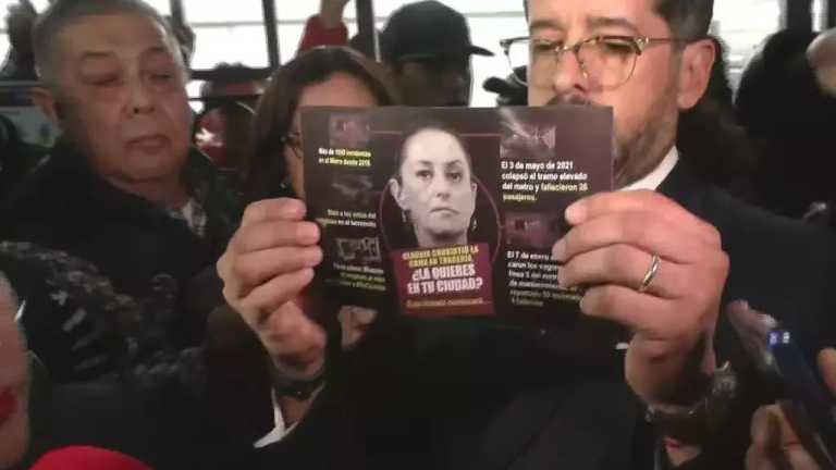 Se presentó en oficinas de Gestión Social de la alcaldía Cuauhtémoc, el contralor de la CDMX, Juan José Serrano, para atender una denuncia en la que se acusa que dentro del lugar había varias cajas con folletos en contra de la jefa de Gobierno, Claudia Sheinbaum por incidentes del Metro