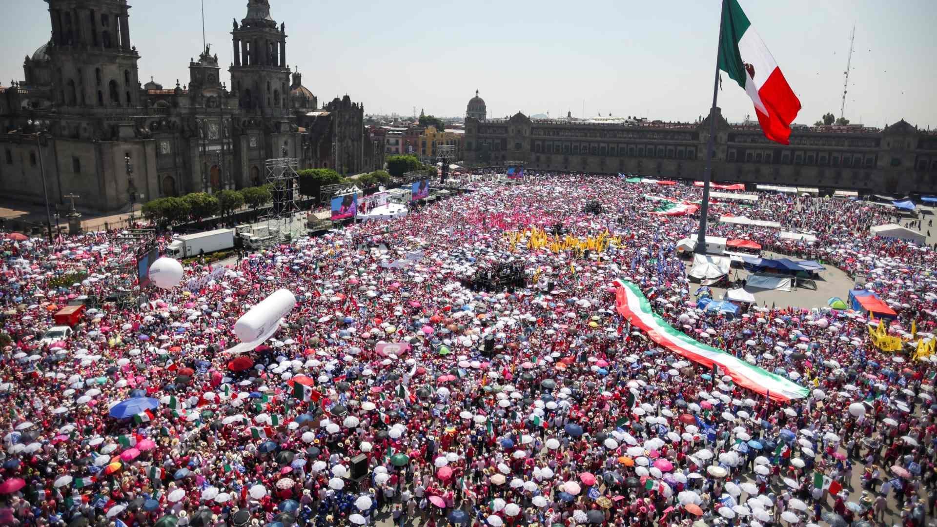 Xóchitl Gálvez Llama ante Marea Rosa en el Zócalo a Defender la Democracia