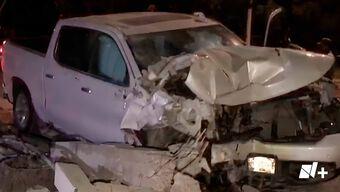Un conductor se salvó de milagro tras destrozar su camioneta de lujo contra un poste.