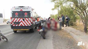 Un motociclista murió arrollado por un camión mientras circulaba por la carretera Mieleras en Torreón.