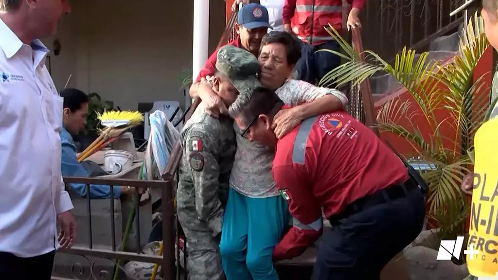 Video: Rescatan a Abuelitos Atrapados en Inundación Tras Desborde de Canal en Gómez Palacio