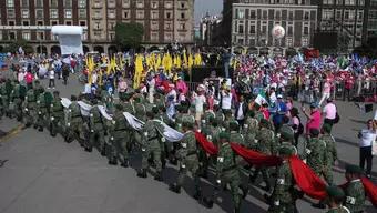 Foto: Izan la Bandera Nacional en el Zócalo y Fracturan Vallas entre Plantón de la CNTE y Marea Rosa
