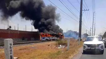 Foto: Pasajeros se Salvan de Choque de Autobús y Tren en Celaya, Guanajuato