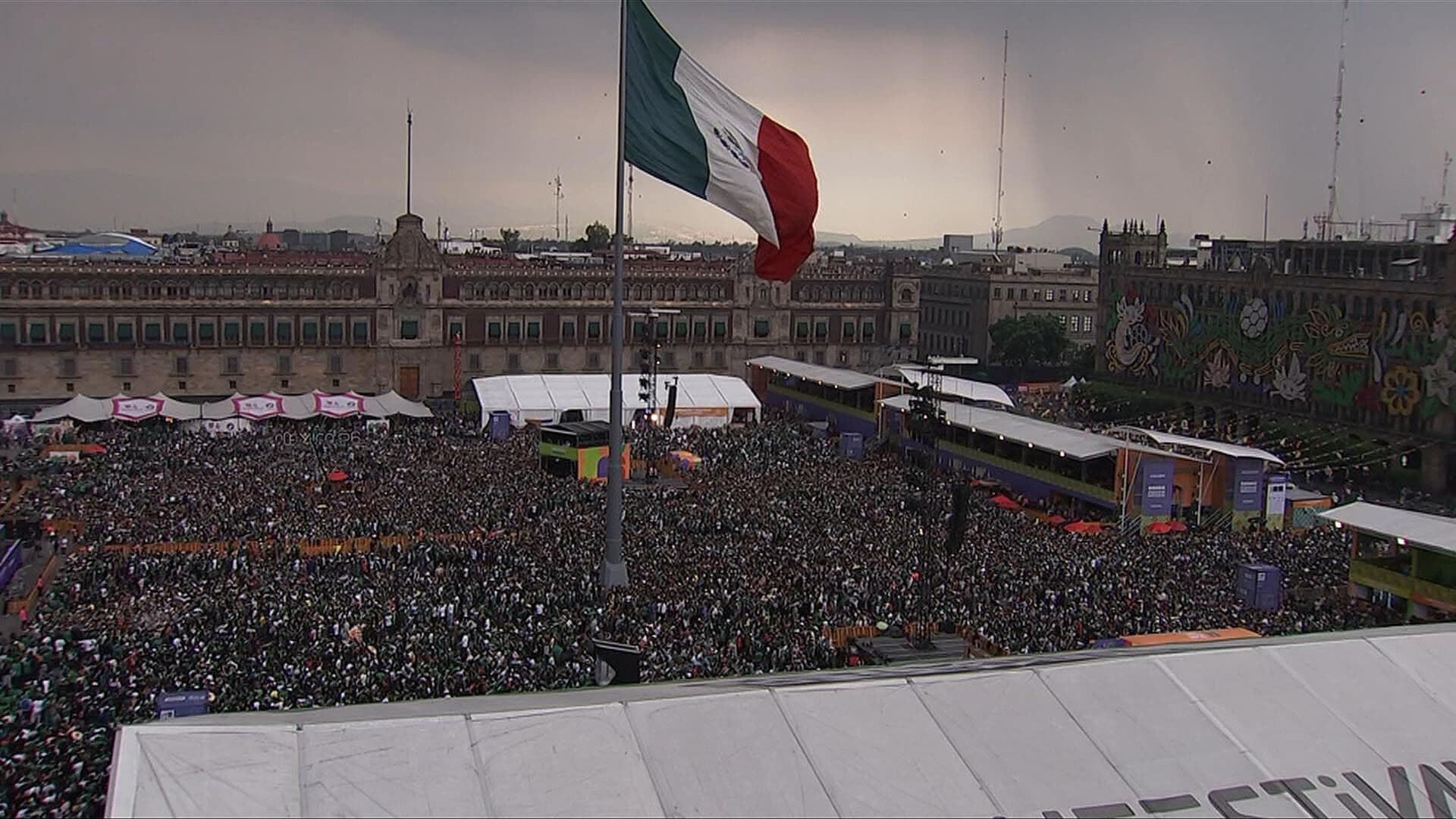 Lluvia No Apaga el Ánimo de los Aficionados; Hacen Volar a Reportera de N+ en el Zócalo, CDMX