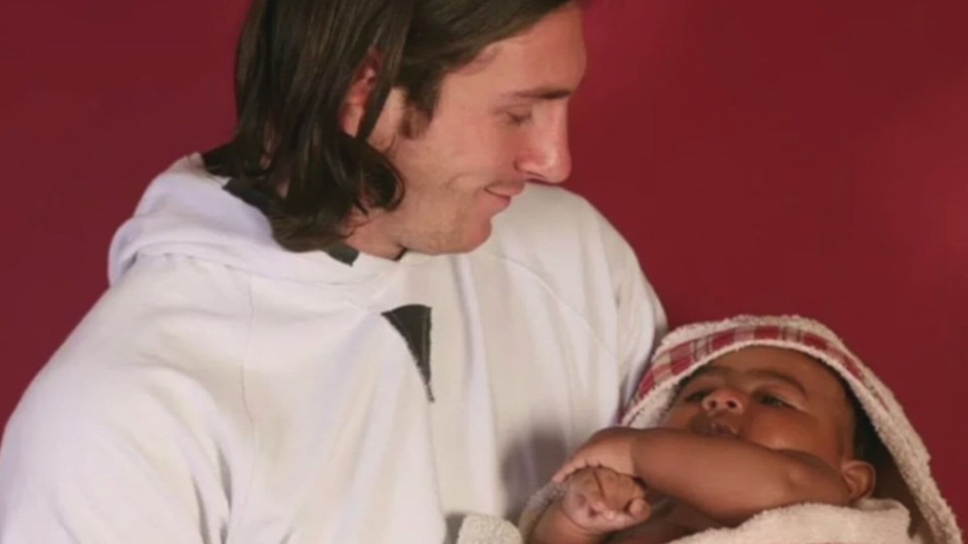 ¿Es Real la Foto de Messi Bañando a Lamine Yamal? Detalles de la Icónica Imagen