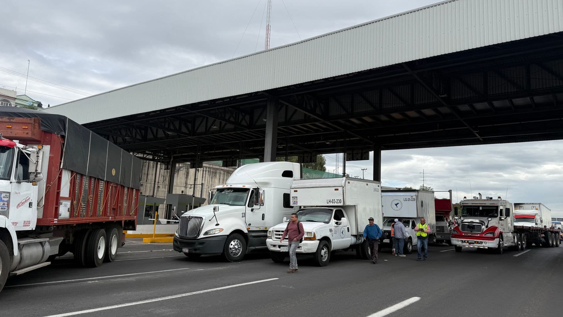 Manifestantes en la caseta de Ecatepec, en la México-Pachuca | Itzel Cruz Alanis