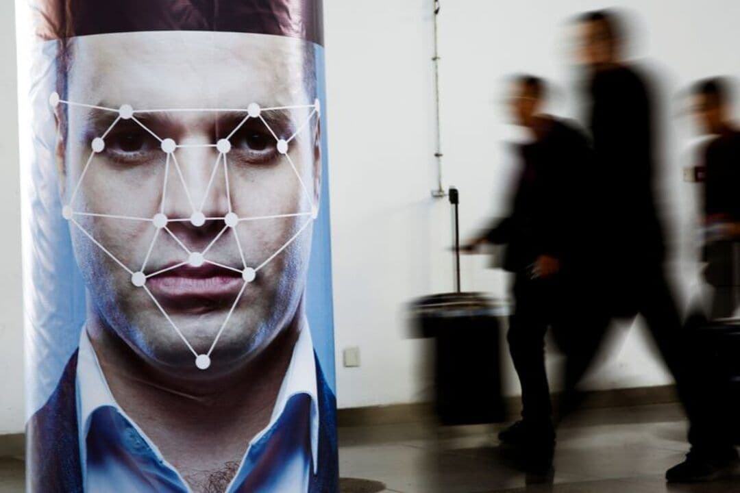 Un póster que simula un software de reconocimiento facial. Foto: Reuters