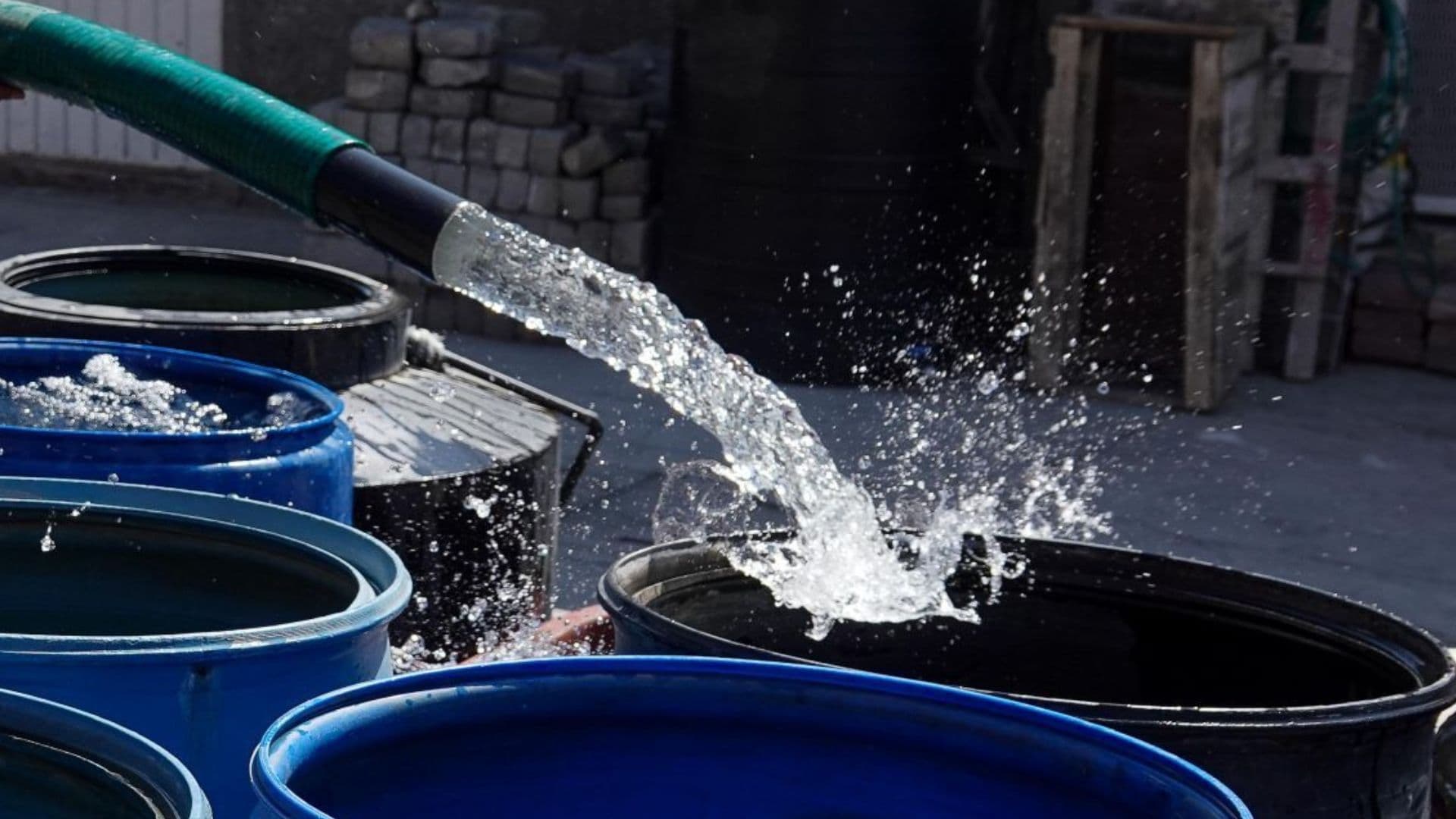 Manguera con agua.