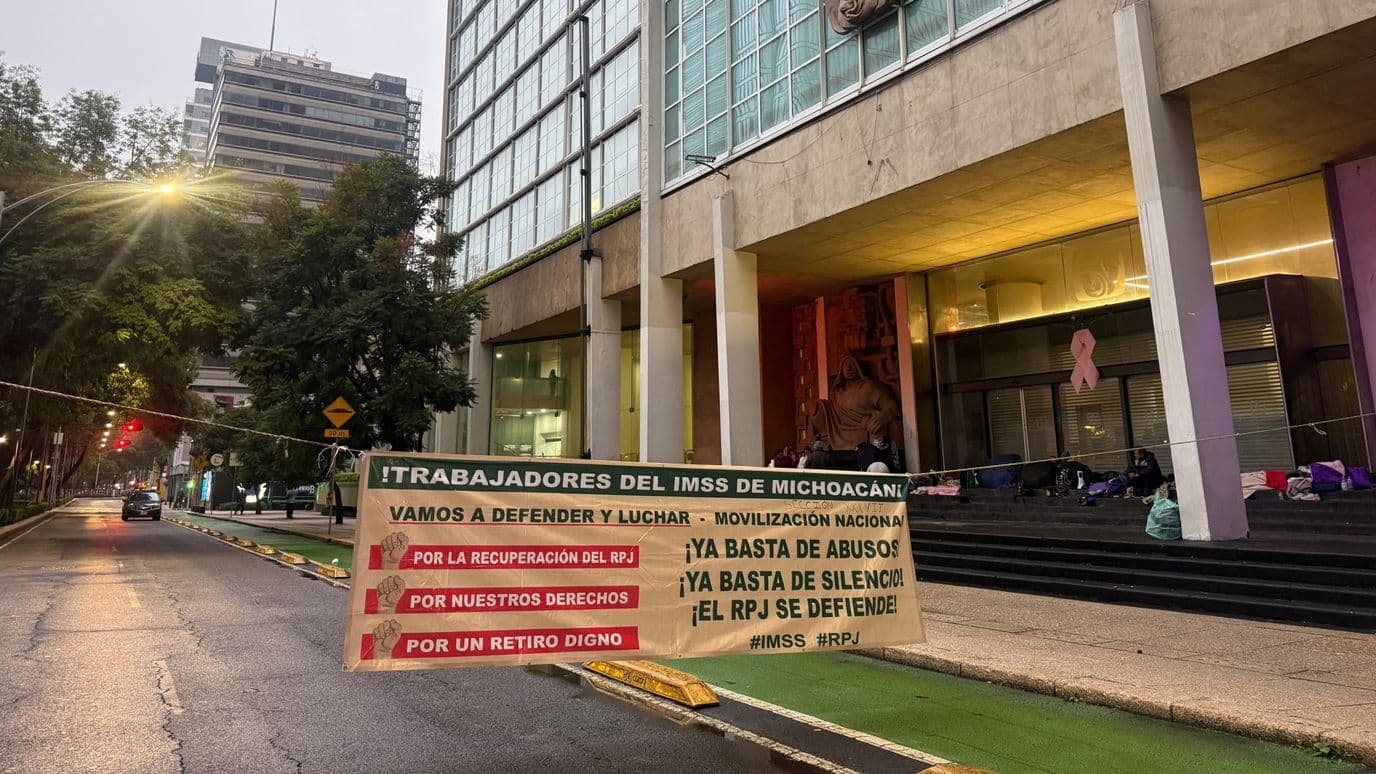 Trabajadores del IMSS bloquean Paseo de la Reforma. Foto: N+
