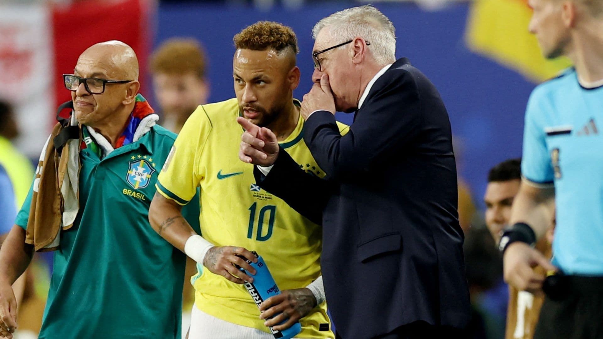Carlo Ancelotti y Neymar conversan durante el partido de Brasil contra Noruega