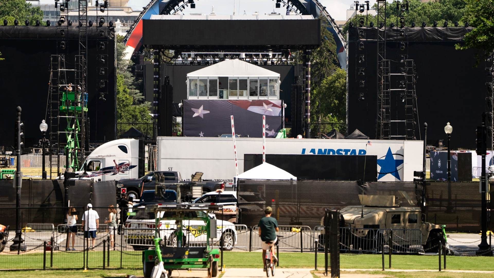 Desmantelan estructuras que se habían instalado para una pelea de la UFC en la Casa Blanca. Foto: Reuters