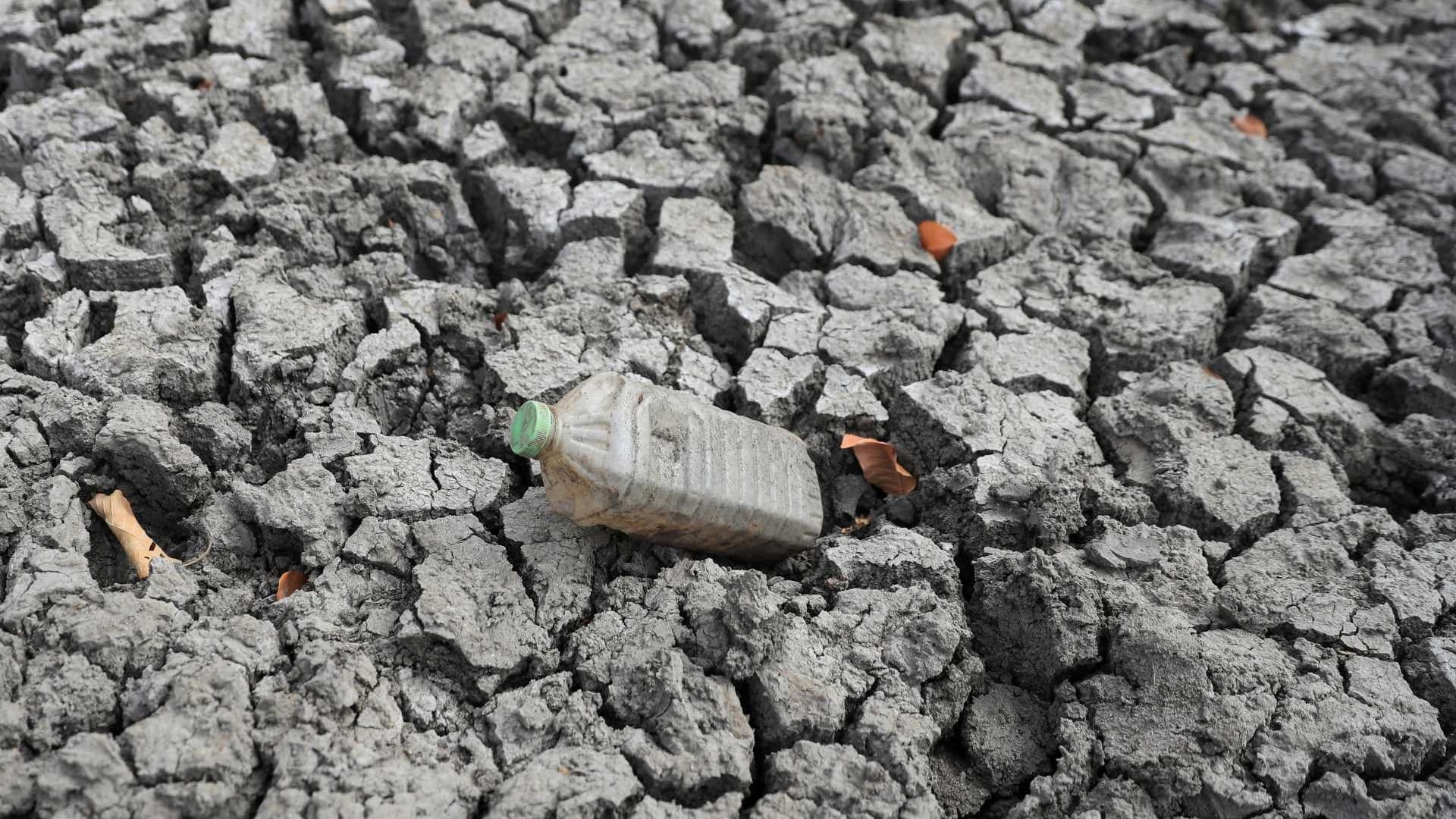 Suelo agrietado de una presa