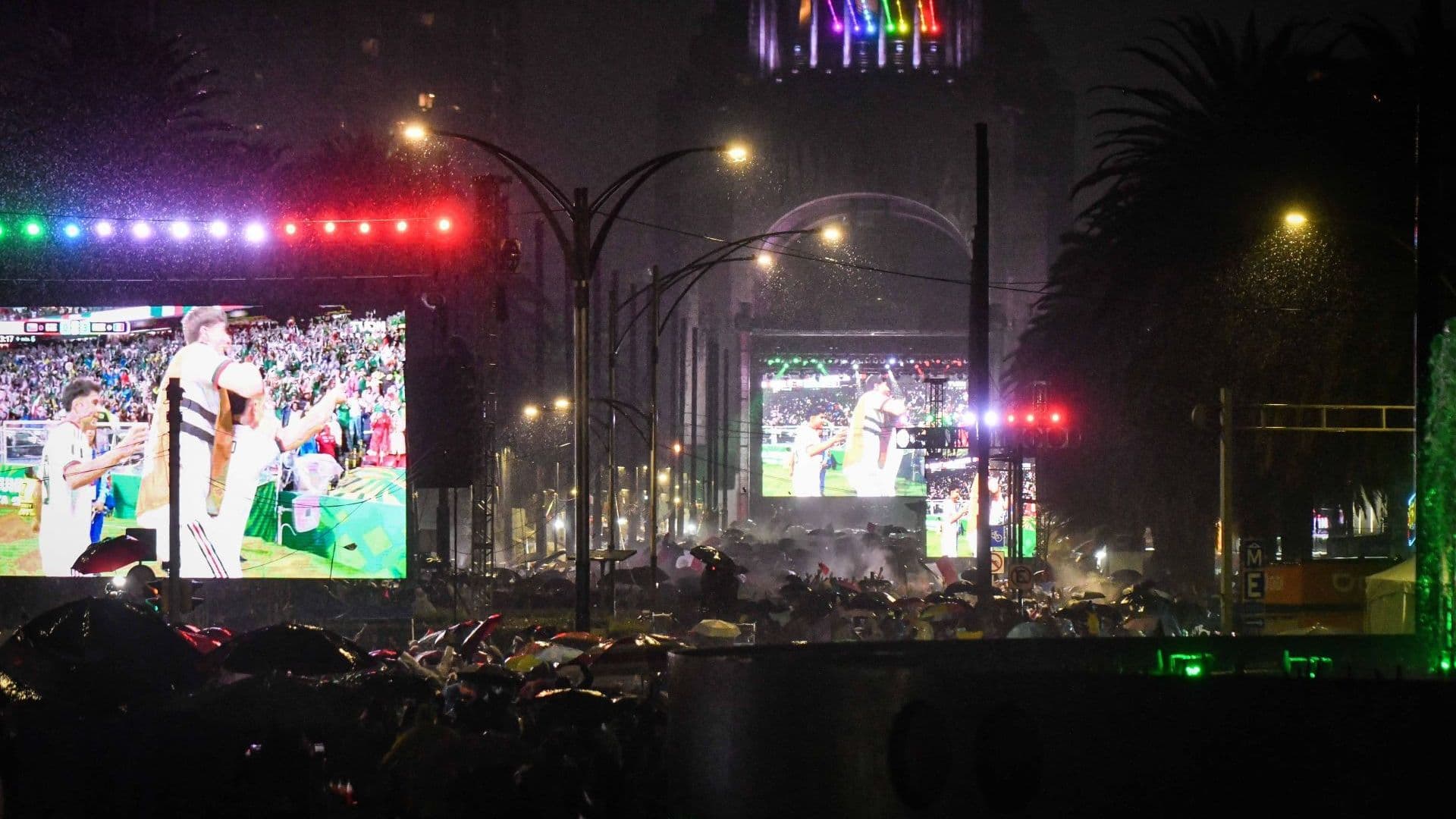 Cientos de aficionados en el evento en el Monumento a la Revolución.