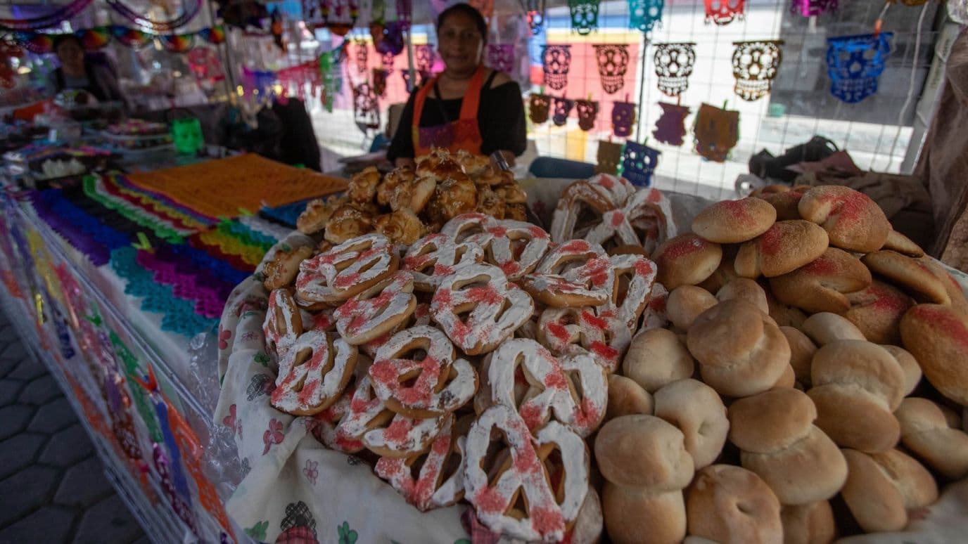 Diversidad de pan de muerto en feria por Día de Muertos en México