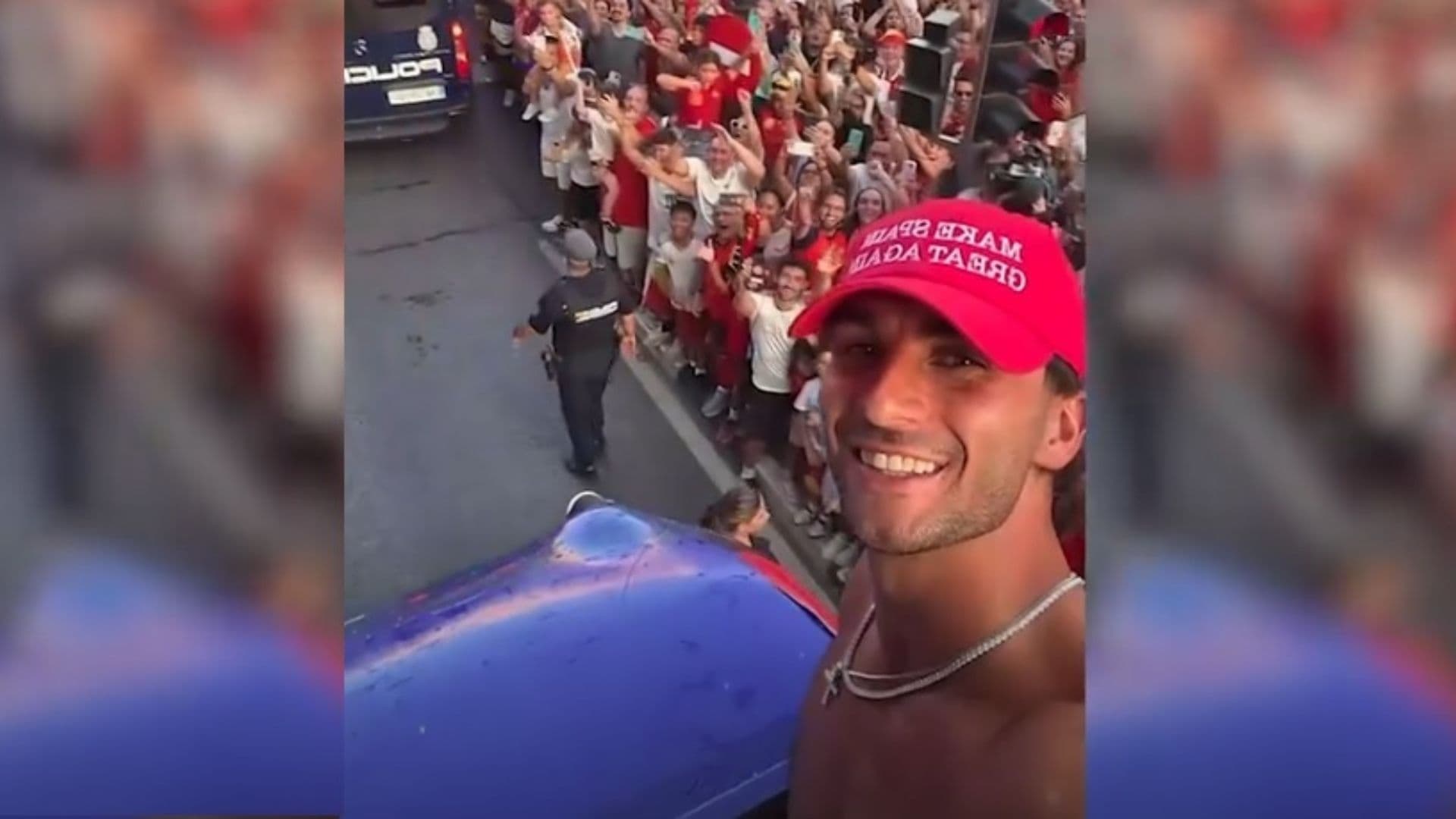 Ferran Torres, delantero de España, usó una gorra con la frase “Make Spain Great Again”