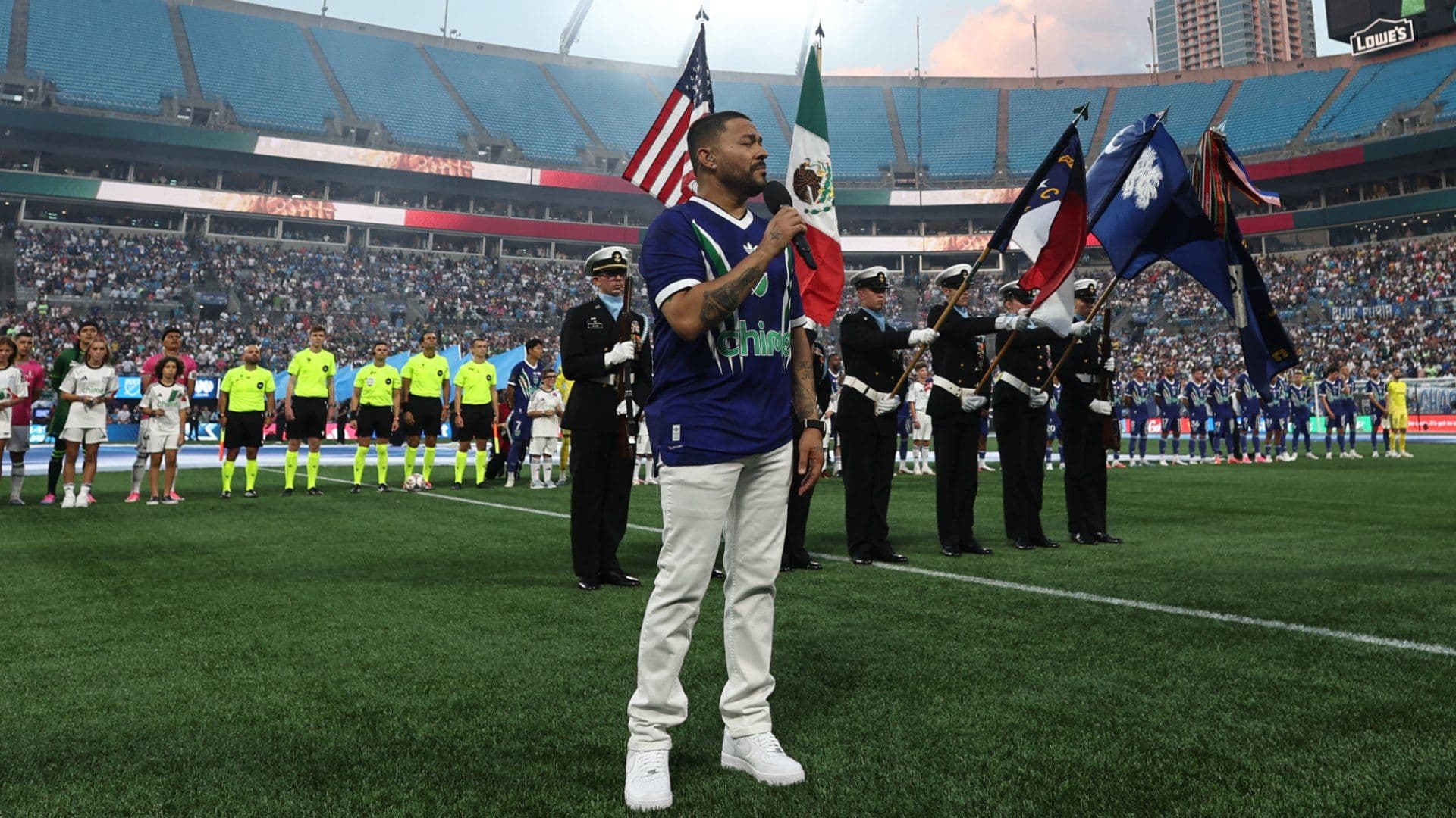 Frankie J se suma a la lista de cantantes que se han equivocado con el Himno Nacional Mexicano.