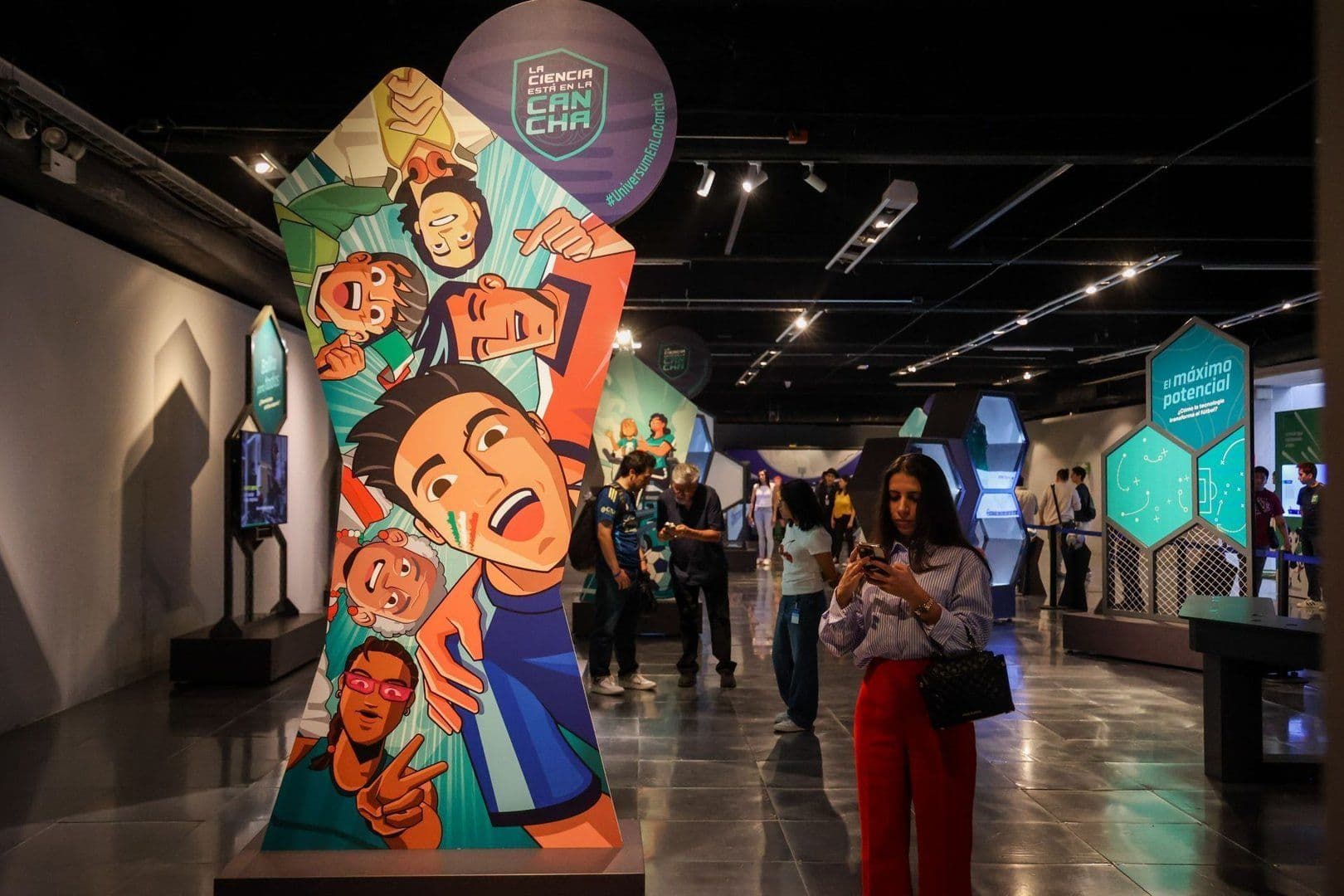 Universum une ciencia y fútbol en una muestra interactiva