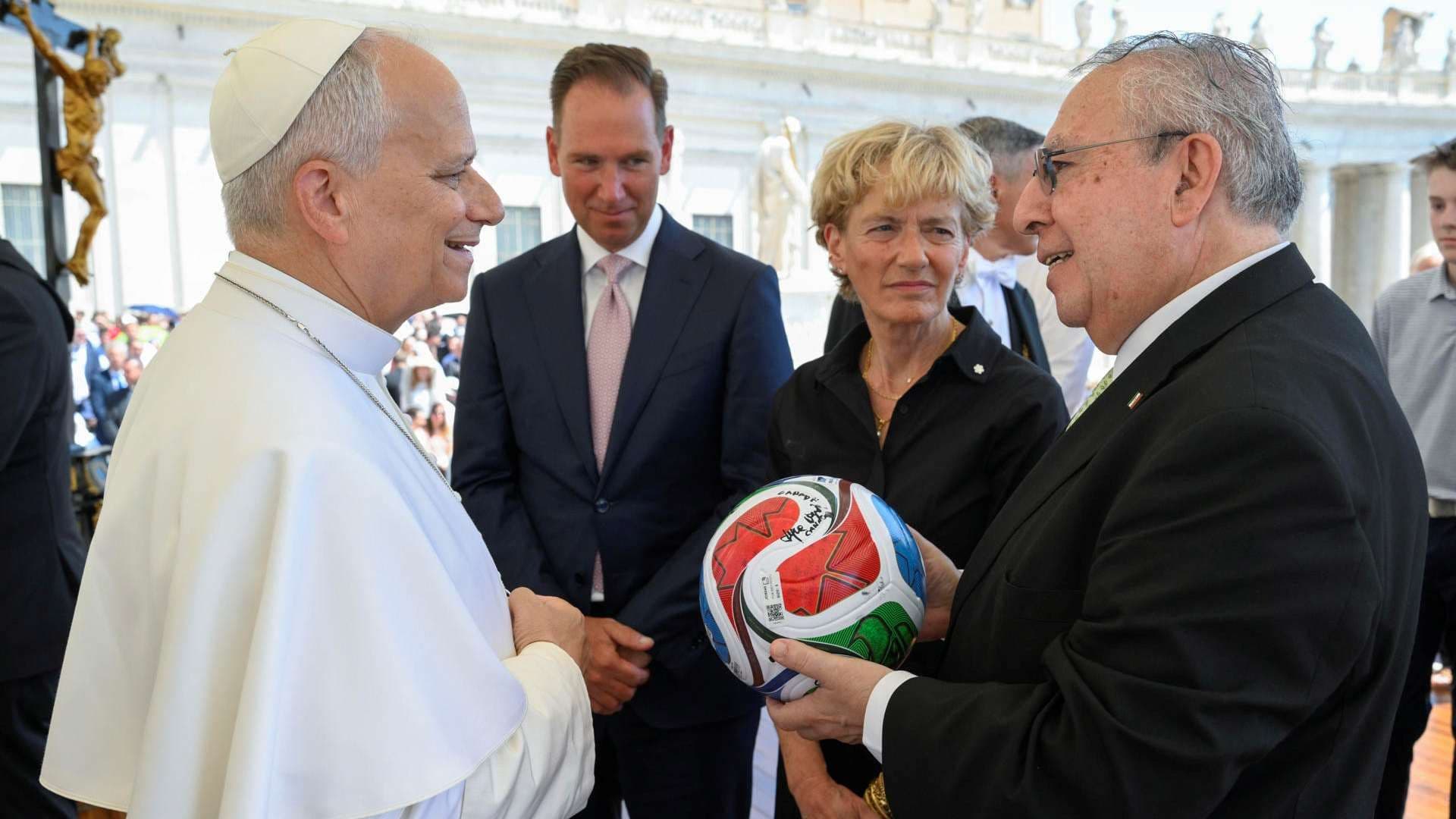 Papa León XIV recibe balón del Mundial 2026 este 17 de junio. Foto: EFE
