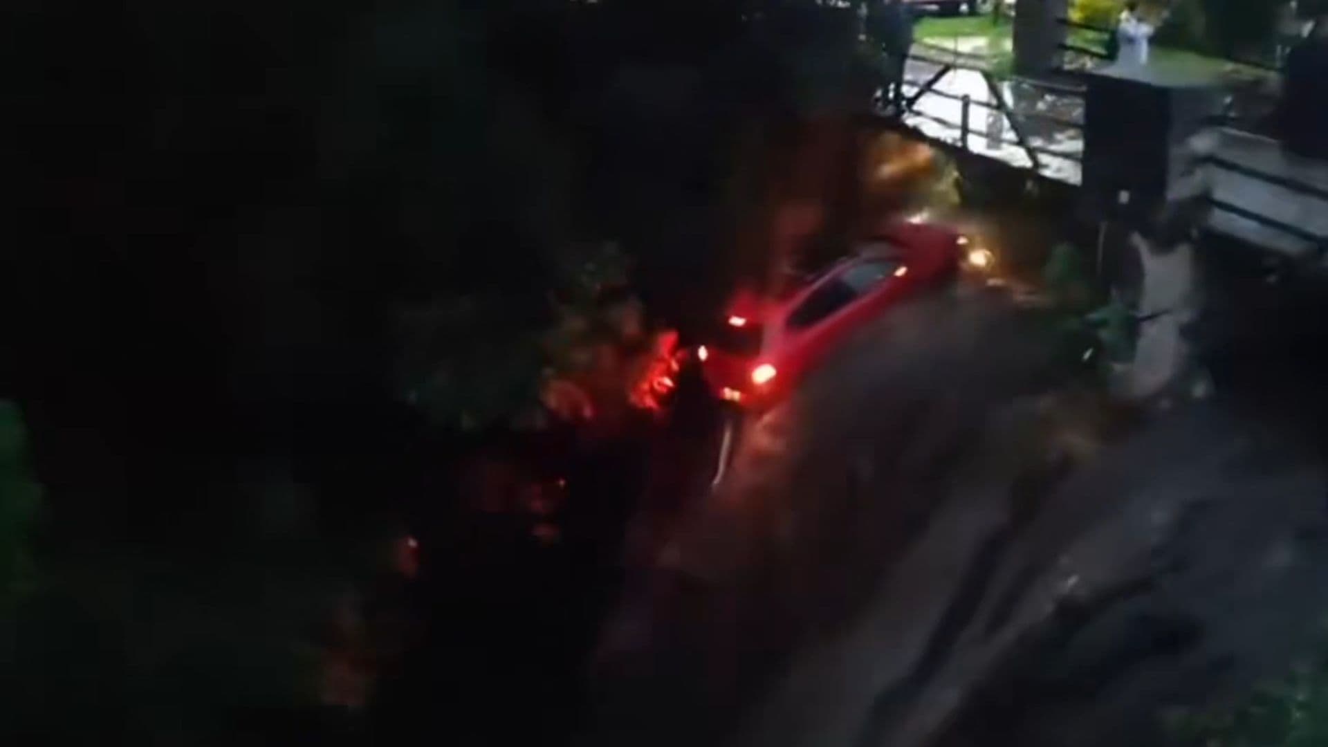 Momento en que el coche arrastrado por el río cayó al vacío.